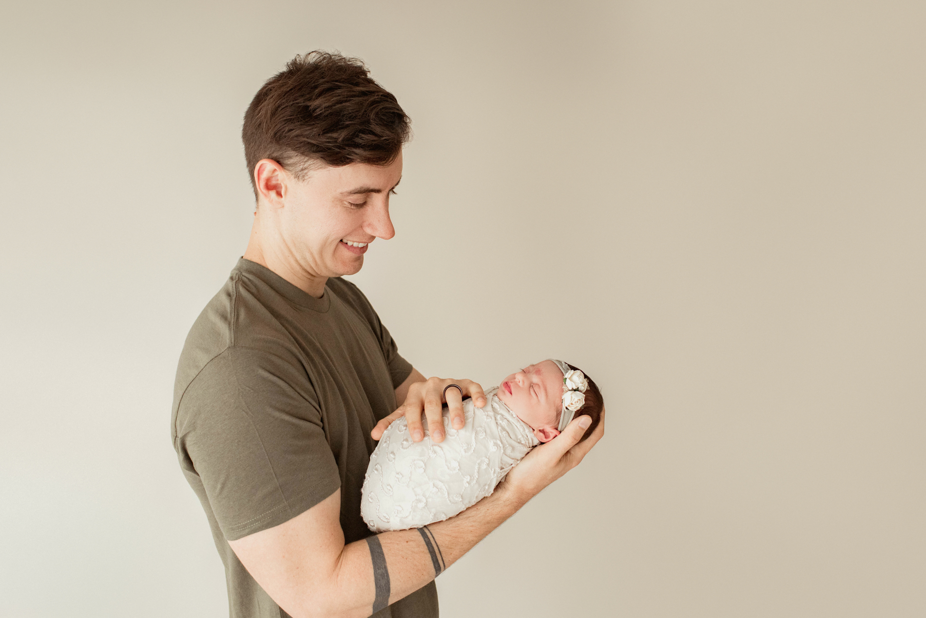 Welcome, Baby Nora | Nature-Themed Newborn Photos With Mom & Dad ...