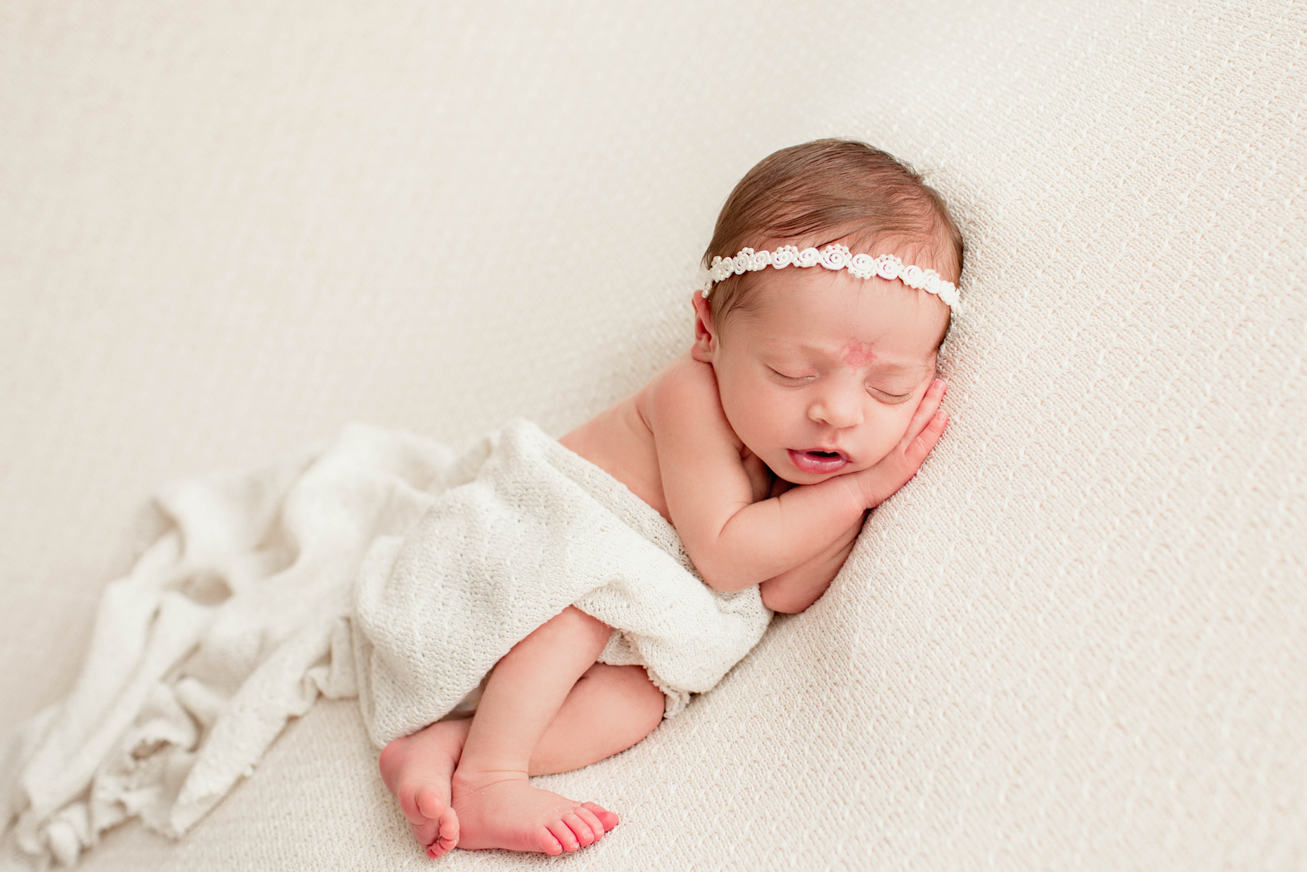 Welcome, Baby Nora | Nature-Themed Newborn Photos With Mom & Dad ...